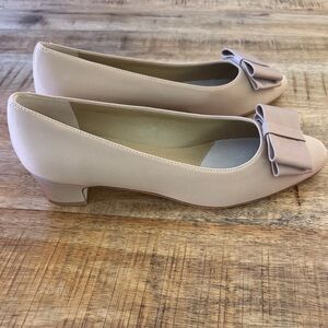 Vaneli Austine champagne Cream Bow Women's Heels 8.5 8 1/2 NEW IN BOX